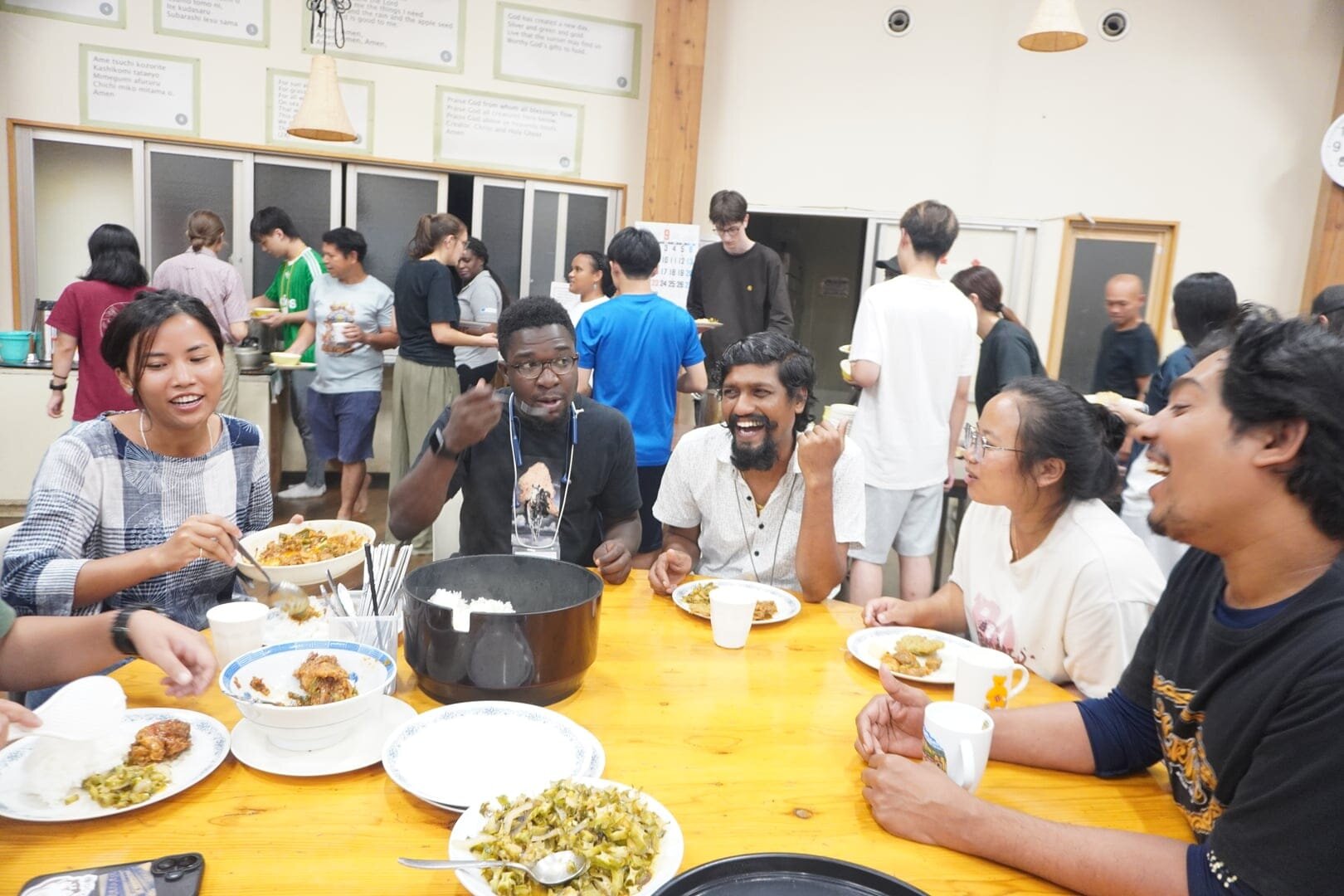 アジア学院コイノニア食堂での多様な学生たちとの食事風景 1