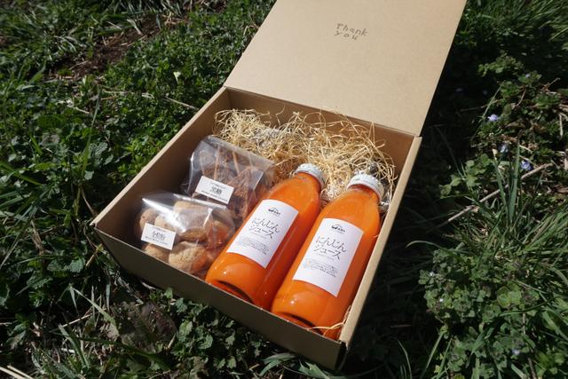 ギフトセット (全粒粉クッキー x 1個、黒糖クッキー x 1個、にんじんジュース x 2本)