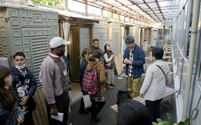 西日本研修旅行：学外の平和、人権、教育、社会福祉のために人々と地域を訪問する