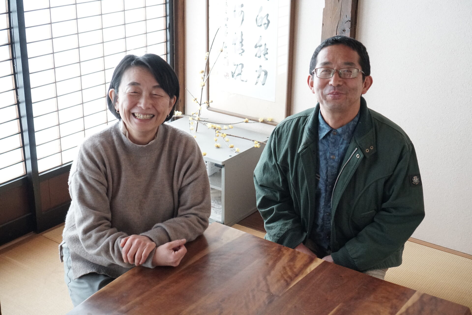 ARI former director Tomoko Arakawa and incoming director Osamu Arakawa seated in a Japanese-style room in the ARI Oikos Chapel.